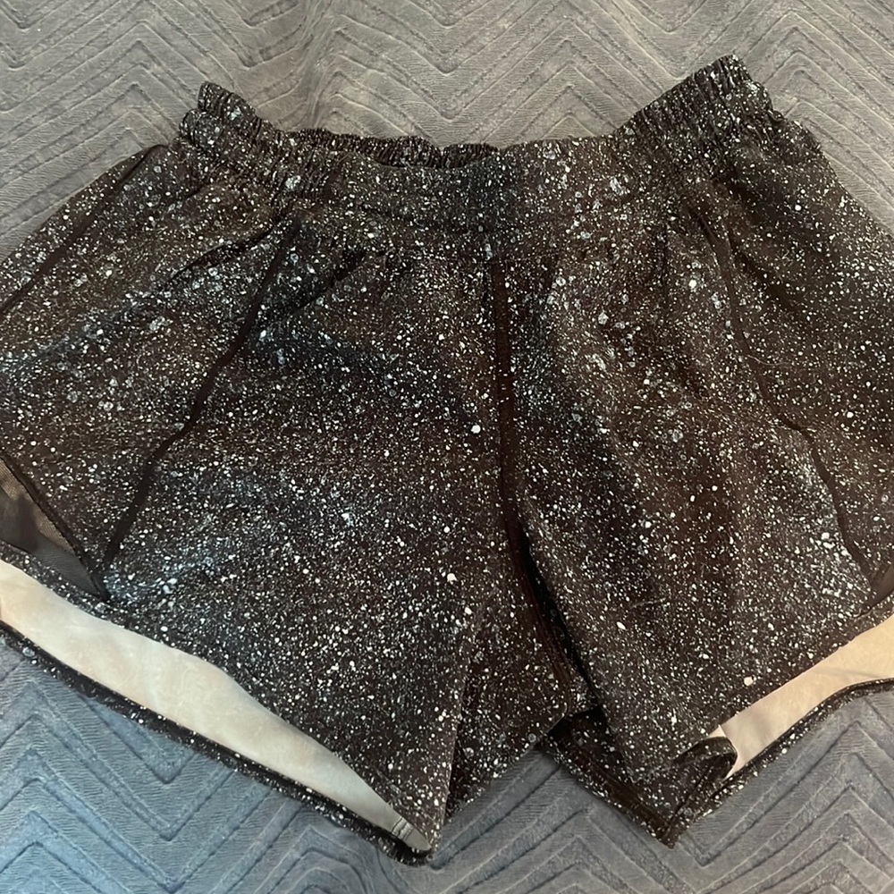 Lululemon Hotty Hot 2.5 Short Size 6 Multi Color